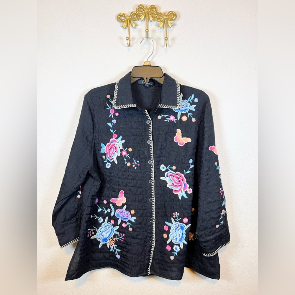 Caleoas Black w/Embroidered Floral Button-Front Blouse. Size PL